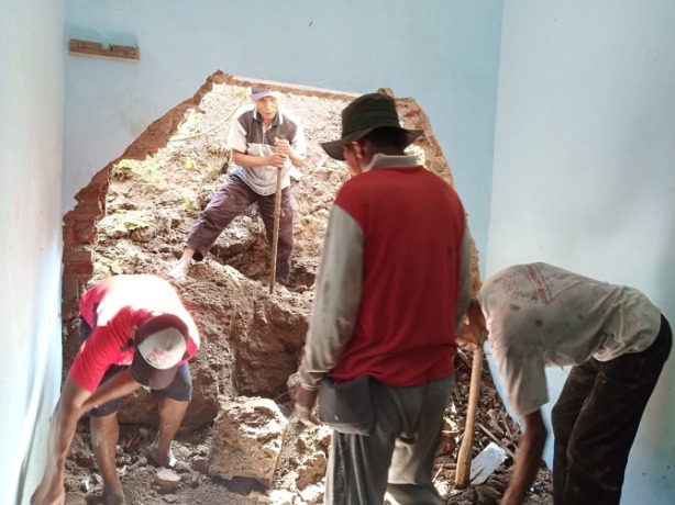 JEBOL: Rumah di Menawan, Gebog jebol akibat longsor yang menimpa dinding rumah. (EKO SANTOSO/RADAR KUDUS)