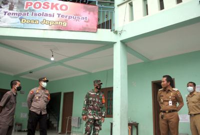 AWASI KETAT: Bupati Kudus HM Hartopo meninjau lokasi isolasi terpusat di Kudus belum lama ini. (GALIH ERLAMBANG/RADAR KUDUS)