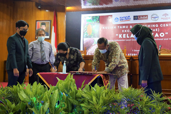 KOLABORASI: Prosesi penandatanganan kerja sama UMM dan PT. Kakao Bhineka Sejahtera (Moodco) untuk mengadakan kelas profesiona kakao dan cokelat. (UMM FOR RADAR KUDUS)