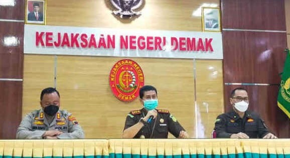 Kajari Demak Suhendra SH bersama Kapolres AKBP Budi Adhy Buono dan Kasipidum Yansen Dau memberikan keterangan perkembangan kasus Mbah Minto, Selasa (30/11). (Wahib Pribadi/Jawa Pos Radar Semarang)