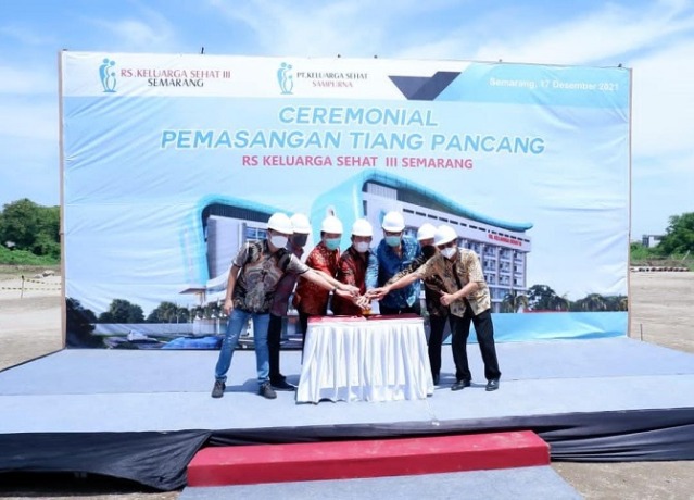 PEMBANGUNAN DIMULAI: Kegiatan seremoni pemasangan tiang pancang RS Keluarga Sehat III Semarang oleh jajaran direksi dan komisaris PT Keluarga Sehat Sampurna baru-baru ini. (KSH FOR RADAR KUDUS)