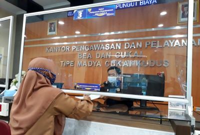 MUDAH: Petugas Bea Cukai Kudus melayani customer di Kantor KPPBC Tipe Madya Kudus belum lama ini. Dalam penerbitan NPPBKC gratis dan terbit kurang lebih tiga hari. (GALIH ERLAMBANG WIRADINATA/RADAR KUDUS)