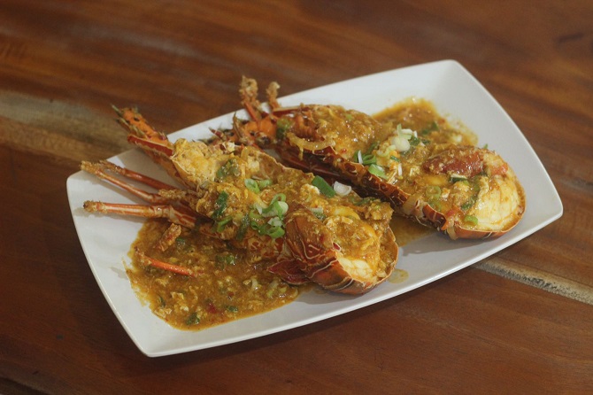 MEWAH: Hidangan lobster saus padang terlihat menggiurkan. Foto bawah, lobster sebelum dimasak yang sudah dipesan pembeli. (MOH. NUR SYAHRI MUHARROM/RADAR KUDUS)