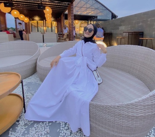 MAXI DRESS POLOS: Maxi dress polos ala Korea banyak disukai hijabres. Selain simpel, baju satu ini juga wudu Friendly dan busu friendly. (FEBBY CYNTIA FOR JAWA POS RADAR KUDUS)