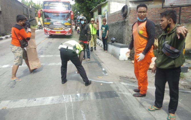 Polisi melakukan olah TKP kecelakaan maut motor dengan truk tronton di ruas Jalan Sumpah Pemuda, Kelurahan Mojosongo, Senin (13/12) siang. (ANTONIUS C/RADAR SOLO)