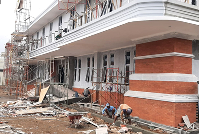 KEBUT: Potret progres pembangunan gedung mall pelayanan publik (MPP) kemarin. (EKO SANTOSO/RADAR KUDUS)