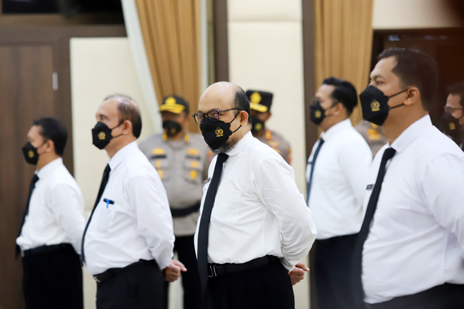 Mantan penyidik Komisi Pemberantasan Korupsi (KPK) Novel Baswedan bersama sejumlah mantan pegawai KPK saat mengikuti pelantikan di Gedung Rupatama, Mabes Polri, Jakarta Selatan, Kamis (9/12/2021). Sebanyak 44 mantan pegawai KPK akan mengikuti pelantikan m