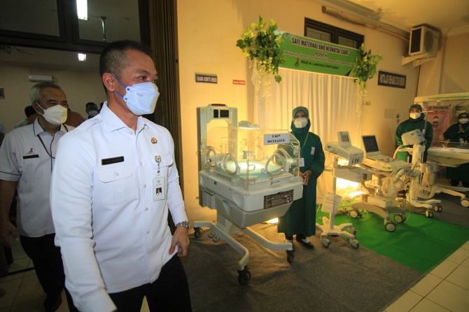 CEK LAYANAN: Bupati Kudus Hartopo saat mengunjungi RSUD dr. Loekmono Hadi belum lama ini. (DONNY SETYAWAN/RADAR KUDUS)