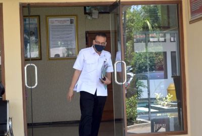 PENUHI PANGGILAN: Salah satu tersangka saat menghadiri panggilan penyidik Kejaksaan Negeri Blora saat masih penyidikan belum lama ini. SUBEKAN/RADAR KUDUS