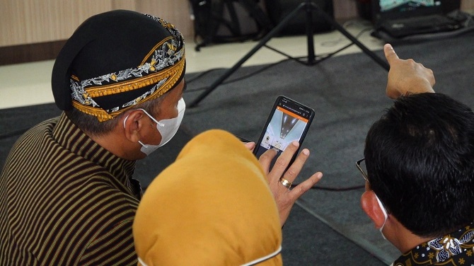 PAMERAN INFRASTRUKTUR : Kepala Dinas PU Bina Marga dan Cipta Karya Provinsi Jateng Hanung Triyono menunjukkan pameran infrastruktur secara virtual yang dapat diakses https://pameranvirtual.dpubinmarcipka.jatengprov.go.id/ hingga 8 Desember mendatang. (DOK
