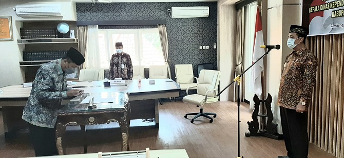 TUGAS BARU: Bupati Rembang Abdul Hafidz melantik Suparmin yang semula menjabat sebagai Kepala Badan Kepegawaian  Daerah dipindah untuk mengisi kekosongan Kepala Dinas Kependudukan dan Catatan Sipil Kabupaten Rembang, Kamis lalu (2/12). (DOK HUMAS PEMKAB F