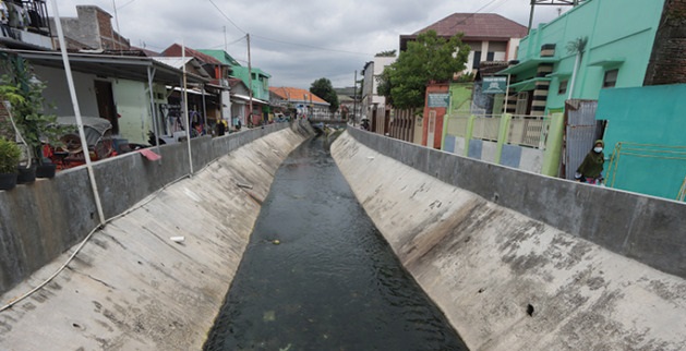 PEKAT: Kondisi aliran Kali Jenes di Pasar Kliwon sangat memprihatinkan karena sudah tercemar. (M IHSAN/RADAR SOLO)