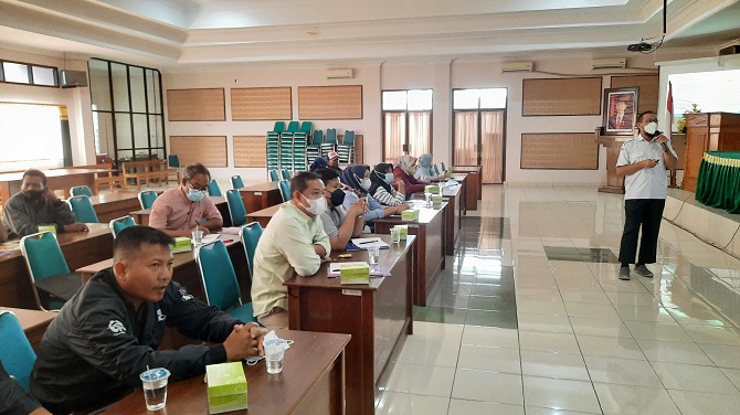 SOSIALISASI: Dinkes dan DPMPTSP Grobogan melakukan penyuluhan keamanan pangan ke puluhan industri rumah tangga pangan di aula Dinkes Grobogan kemarin. (INTAN MAYLANI SABRINA/RADAR KUDUS)