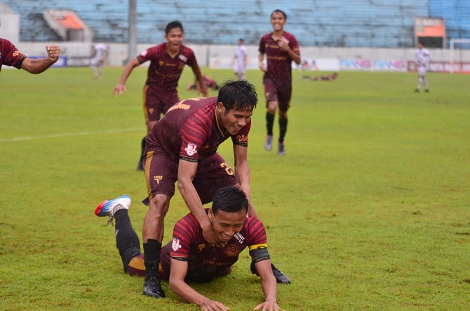 KAMPIUN: Para pemain Persipa merayakan gol dalam laga final Liga 3 Jateng di Stadion Moch. Soebroto Magelang, Rabu (15/12). (PERSIPA PATI FOR RADAR KUDUS)