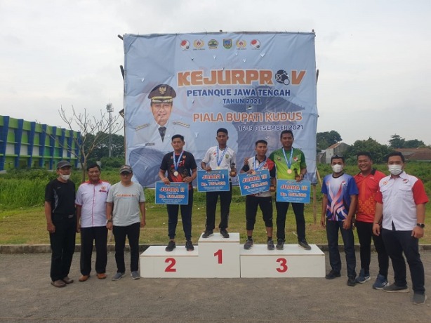 BORONG: Altel Petanque Jepara naik podium pada Kejurprov Petanque 2021 Piala Bupati Kudus di Lapangan Petanque Kompleks Stadion Wergu Kudus belum lama ini. (FOPI JEPARA FOR RADAR KUDUS)