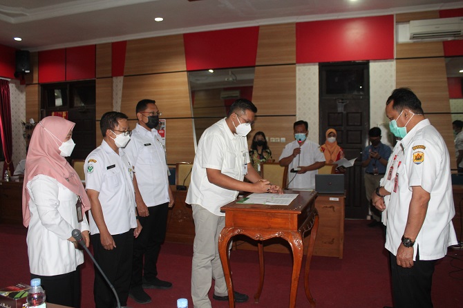 BERMITRA: RSUD Ki Ageng Selo Wirosari dan RSUD Ki Ageng Getas Pendowo Gubug tanda tangan MoU dengan BPJS Kesehatan di ruang rapat wakil bupati Grobogan kemarin. (INTAN MAYLANI SABRINA/RADAR KUDUS)