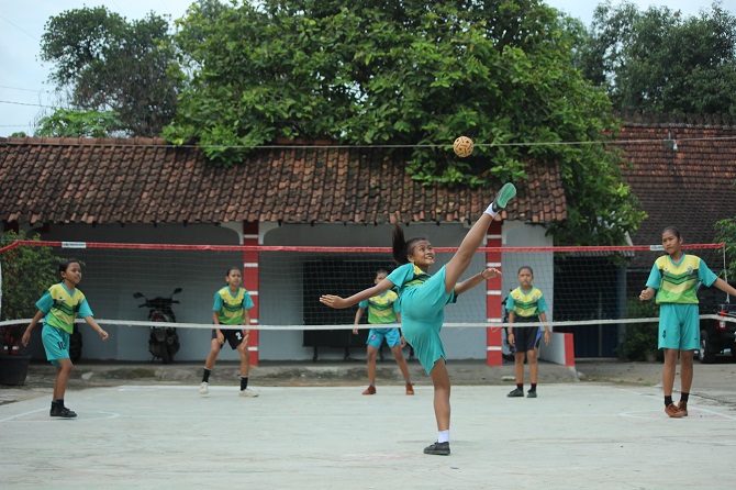 LUMBUNG TAKRAW: Para siswa SDN 1 Kendengsidialit, Jepara berlatih di halaman sekolah, kemarin siang.