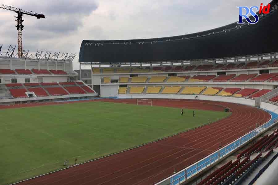 Proyek renovasi Stadion Jatidir Semarang ditarget selesai 29 Desember 2021. (Nurchamim/Jawa Pos Radar Semarang)