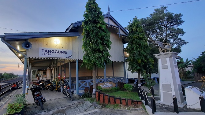 CAGAR BUDAYA: Stasiun tertua di Indonesia yakni Stasiun Tanggung yang ada di Kecamatan Tanggungharjo masih aktif hingga saat ini. (INTAN MAYLANI SABRINA/RADAR KUDUS)