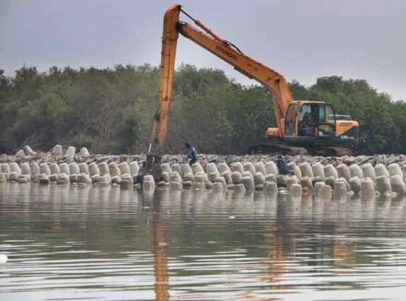 PEMECAH OMBAK: Aktivitas pemasangan tetrapod di bibir pantai Kota Semarang untuk mencegah abrasi. Rencananya, di sepanjang pantai Kota Semarang akan dibangun tanggul laut atau harbour toll. (NURCHAMIM/JAWA POS RADAR SEMARANG)