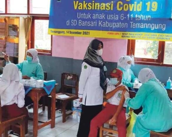 Pelaksanaan vaksinasi anak di SDN Bansari 1 Selasa (14/12/2021). (ANANTA ERLANGGA MUSA / JAWA POS RADAR SEMARANG)