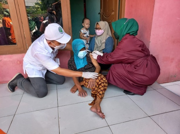 SAMBANGI RUMAH: Tim vaksinasi Puskesmas Jati menyuntikkan vaksin Covid-19 kepada lanjut usia di rumahnya baru-baru ini. (INDAH SUSANTI/RADAR KUDUS)