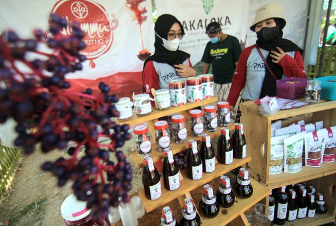 LEBIH RAPI: Pemkab Kudus memberi bantuan kemasan kepada UMKM di Kabupaten Kudus. Kemasan ini mempercantik kemasan produknya di KIHT Desa Megawon kemarin. (DONNY SETYAWAN/ RADAR KUDUS)