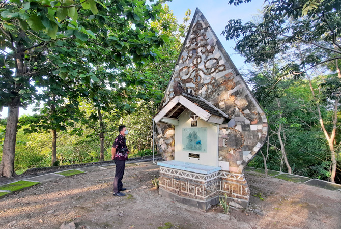 JARANG YANG TAHU: Salah satu gunungan wayang dengan gambar penyaliban Yesus di wisata religi Gua Maria Sendang Jati di Desa Penadaran, Gubug, Grobogan. (INTAN MAYLANI SABRINA/RADAR KUDUS)