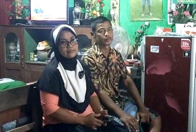 BANGGA: Orang tua Arhan, Surati dan Sutrisno duduk di depan televisi tempat di mana saudara dan tetangga juga ikut menonton Pratama Arhan.(SUBEKAN/RADAR KUDUS)