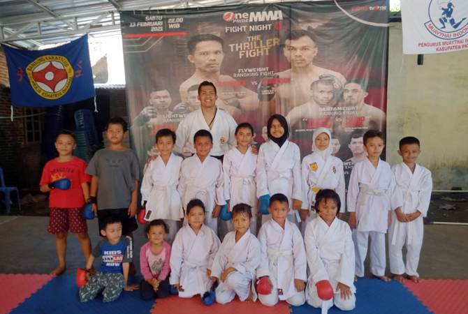 KEBERSAMAAN: Azaruddin Al Abror saat bersama anak-anak yang dilatihnya di Abror Muay Thai Boxing Camp, Desa Mojo, Cluwak, Pati. (Dokumen Pribadi for Radar Kudus)