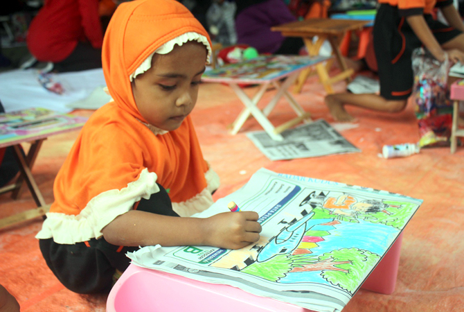 SEMANGAT: Peserta mewarnai gambar di babak penyisihan dilaksanakan bulan kemarin. (DOKUMEN RADAR KUDUS)