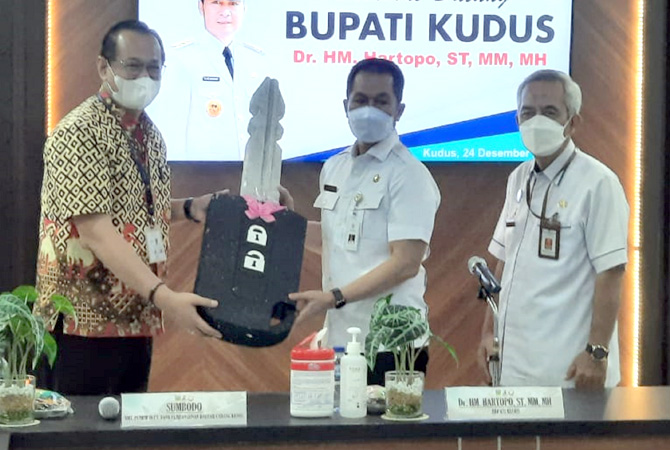 PENYERAHAN KUNCI: Ymt. Pemimpin Cabang Bank Jateng Kudus Sumbodo (kiri) secara simbolis menyerahkan mockup kunci mobil kepada Bupati Kudus Hartopo (tengah) didampingi Direktur RSUD dr. Loekmono Hadi dr Abdul Aziz Achyar di gedung lantai II rumah sakit kem