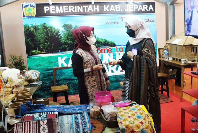 UNGGULAN: Berbagai produk asal Jepara dipamerkan dalam pameran Kongres ke-V JKPI di Bogor. (DISKOMINFO JEPARA FOR RADAR KUDUS)