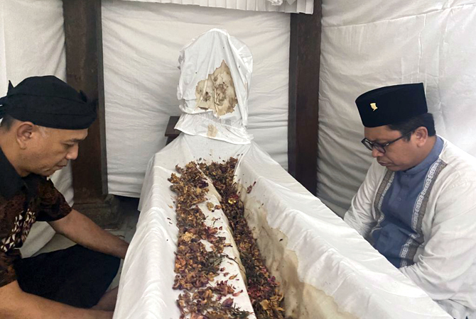 KHUSUK: Bupati Jepara Dian Kristiandi (kiri) menemani Dubes RI untuk Tunisia Zuhairi Misrawi berziarah ke makam Sunan Kudus dan Sunan Muria Selasa (8/12) sore. (DISKOMINFO FOR RADAR KUDUS)