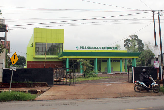 RELOKASI: Pengendara motor melintasi gedung Puskesmas Tahunan yang baru belum lama ini. (NIBROS HASSANI/RADAR KUDUS)