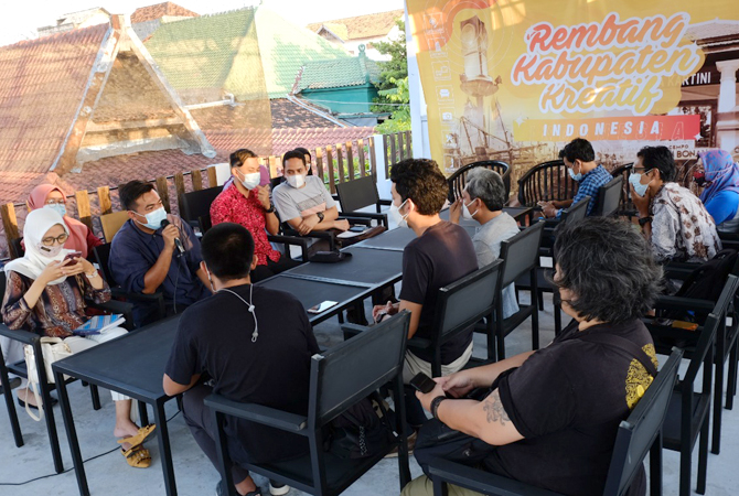 TUKAR IDE: Diskusi antara tim peneliti FSRD ITB dengan komunitas Rembang Creative Community Network (RCCN) belum lama ini. (AYU FOR RADAR KUDUS)