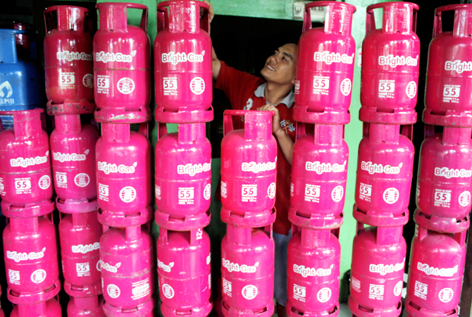 STOK AMAN: Pemilik pangkalan elpiji menata tabung Bright Gas kemarin. Menjelang Tahun Baru 2022 harga elpiji nonsubsidi mengalami kenaikan harga hingga Rp 25 ribu. (DONNY SETYAWAN/RADAR KUDUS)