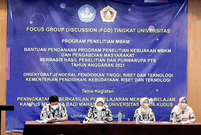 DISKUSI BERSAMA: Rektor UMK Prof. Dr. Ir. Darsono, M.Si (kiri) bersama Wakil Rektor I Dr. Sulistyowati, S.H. didampingi Plt. Ketua Lembaga Pendidikan UMK Rina Fiati, S.T., M.Cs dan moderator menjadi narsum FGD tingkat Universitas mengangkat tema Peningkat