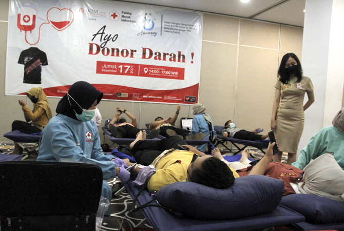 BERMANFAAT: @HOM Hotel Kudus menggelar donor darah untuk memperingati anniversary ke delapan tahun. (GALIH ERLAMBANG W/ Radar Kudus)