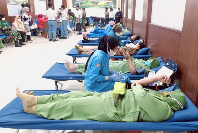 SOLIDARITAS: Petugas PMI saat bertugas dalam gelaran baksos donor darah di Mako Kodim 0722/Kudus baru-baru ini. (Kodim 0722/Kudus for Radar Kudus)