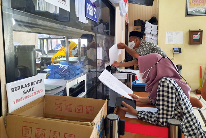 PELAYANAN: Loket PBBP2 dan BPHTB di gedung B Setda Kabupaten Kudus masih ramai orang yang mengurus baru-baru ini. (INDAH SUSANTI/RADAR KUDUS)