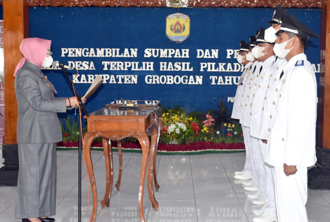 SIAP KERJA: Enam Kepala Desa PAW dilantik Bupati Grobogan Sri Sumarni di Pendapa Kabupaten Grobogan beberapa waktu lalu. (SIROJUL MUNIR/RADAR KUDUS)