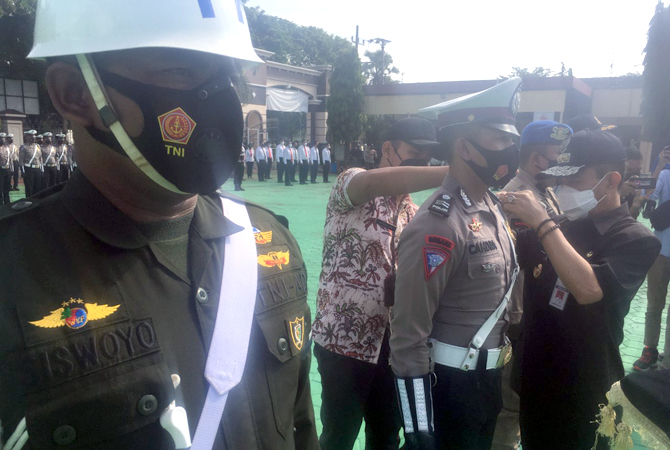 SIAP OPERASI: Bupati Pati Haryanto menyematkan pita kepada personel siaga Nataru di Mapolres Pati kemarin. (ANDRE FAIDHIL FALAH/RADAR KUDUS)