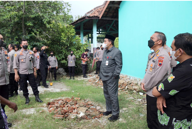 SALING DUKUNG: Bupati Rembang Arief Rohman menerima tim dari Polda Jateng yang hendak survei calon lokasi RS Bhayangkara di Blora. (SUBEKAN/RADAR KUDUS)