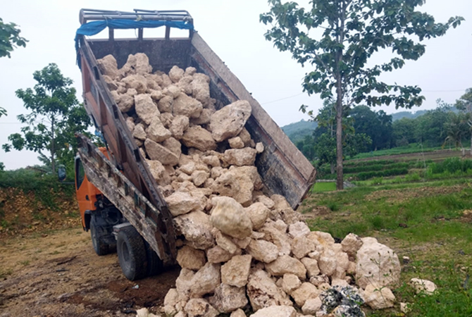 DIPERBAIKI: Salah satu desa mendapat bantuan bronjong dan kasang dari BPBD Grobogan kemarin. (INTAN MAYLANI SABRINA/RADAR KUDUS)