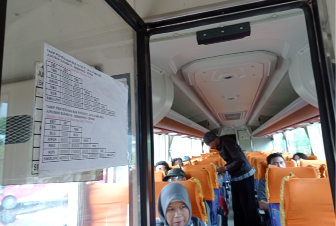 HARGA TIKET NAIK: Penumpang naik bus patas jurusan Semarang-Surabaya di Terminal Kembangjoyo Pati kemarin. (ACHMAD ULIL ALBAB/RADAR KUDUS)