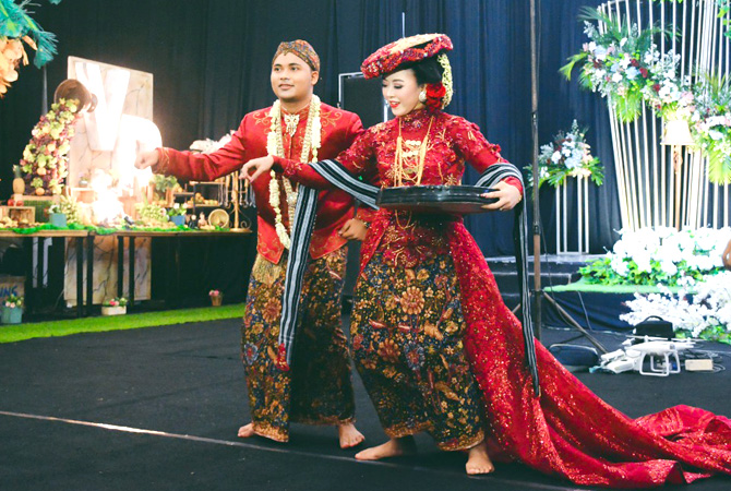 ADAT KUDUSAN: Enter Management Wedding Organizer (WO) yang mengenalkan adat Kudusan dalam sebuah pernikahan. Tampak pengantin tampil anggun menggunakan baju adat Kudusan. (ISTIMEWA FOR RADAR KUDUS)