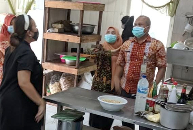 DISURVEI: Dinas Kesehatan Kabupaten (DKK) Kudus menyurvei salah satu tempat pengelolaan pangan (TPP) siap saji di Kudus untuk mendapatkan sertifikat Laik Hygiene. Dengan tujuan makanan yang diolah aman dikonsumsi oleh masyarakat.  (INDAH SUSANTI/RADAR KUD