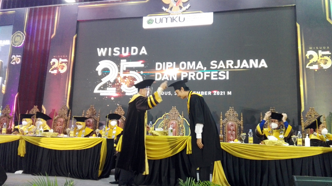 WISUDA: Rektor UMKU memindahkan tali toga wisudawan dari kiri ke kanan kemarin. (ARIKA KHOIRIYA/RADAR KUDUS)