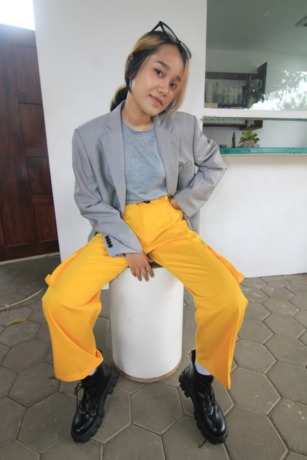 SANTAI: Aretha Aurelliz mengenakan kaos dipadankan dengan blazer warna abu-abu dan celana warna kuning. Simpel tapi elegan.